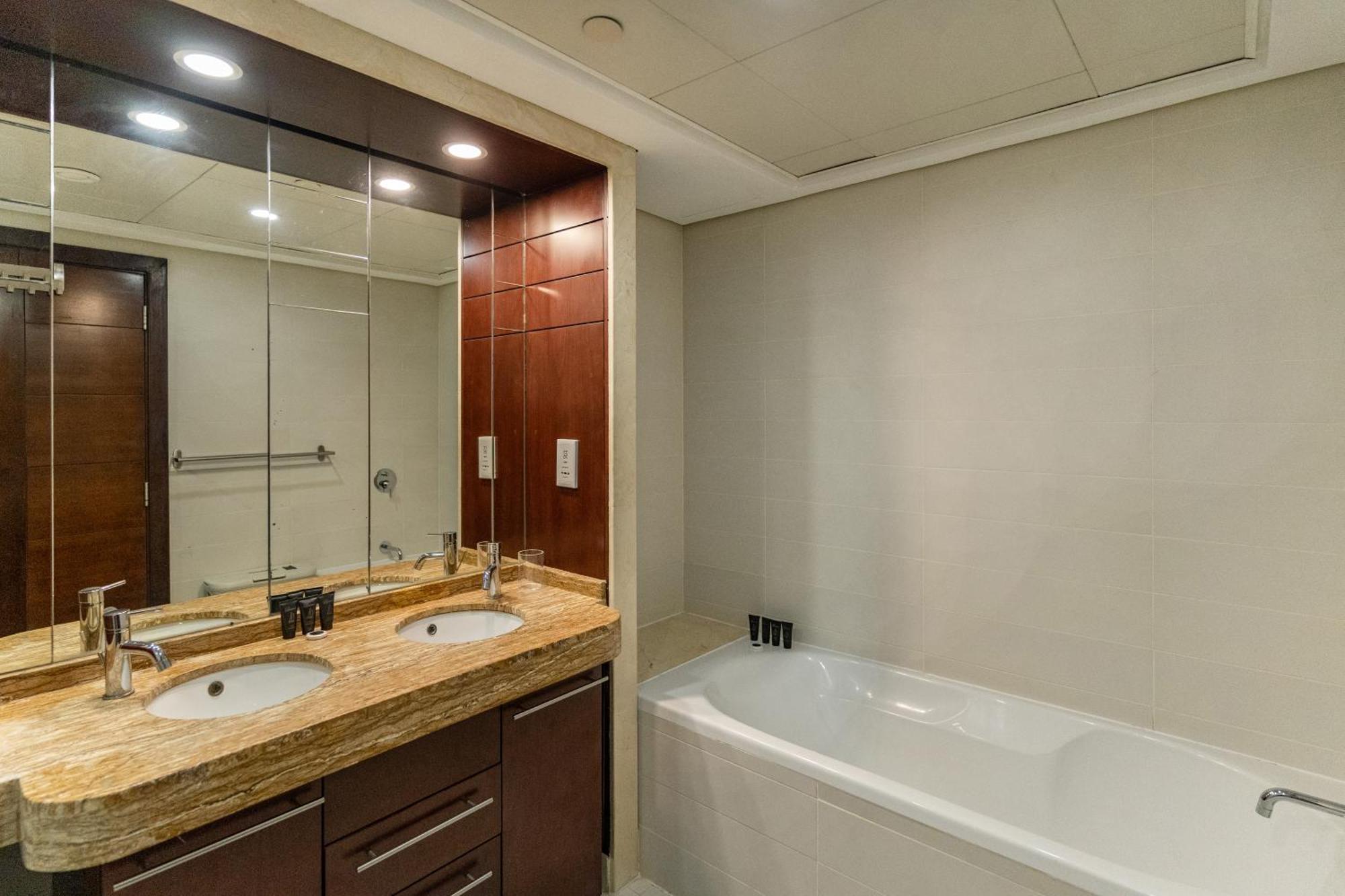 Chic 2Br Apartment, Prime Location Near Dubai Mall - Allsopp&Allsopp Buitenkant foto